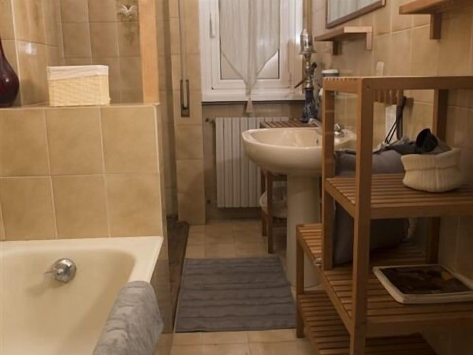 Deluxe Double Room, Ensuite, City View (Borgo Pio) | Bathroom
