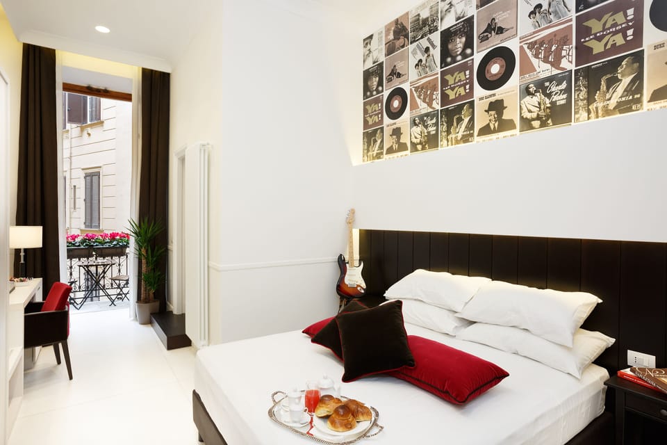 Deluxe Room | Minibar, in-room safe, desk, soundproofing