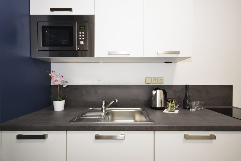 Suite | Private kitchenette | Electric kettle
