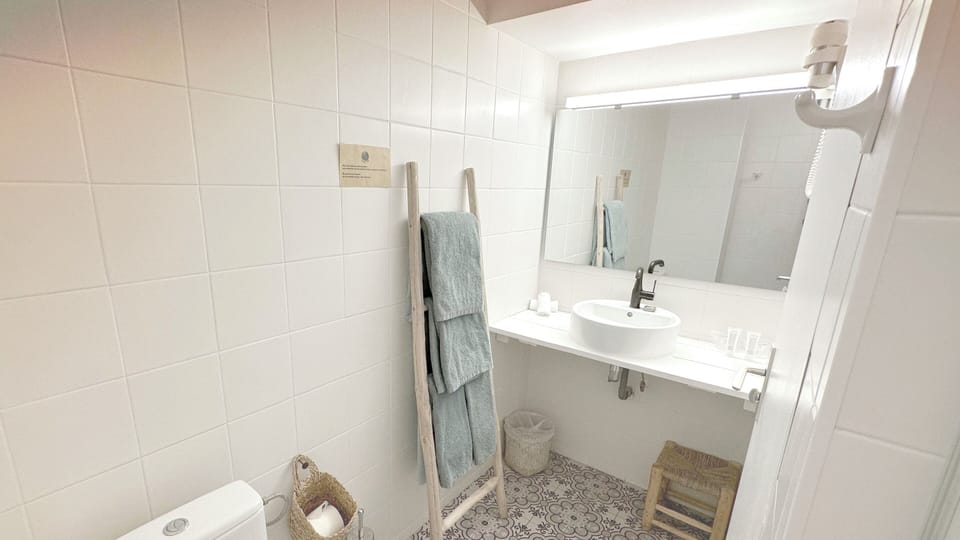 Double room with balcony | Bathroom | Eco-friendly toiletries, hair dryer, towels, soap