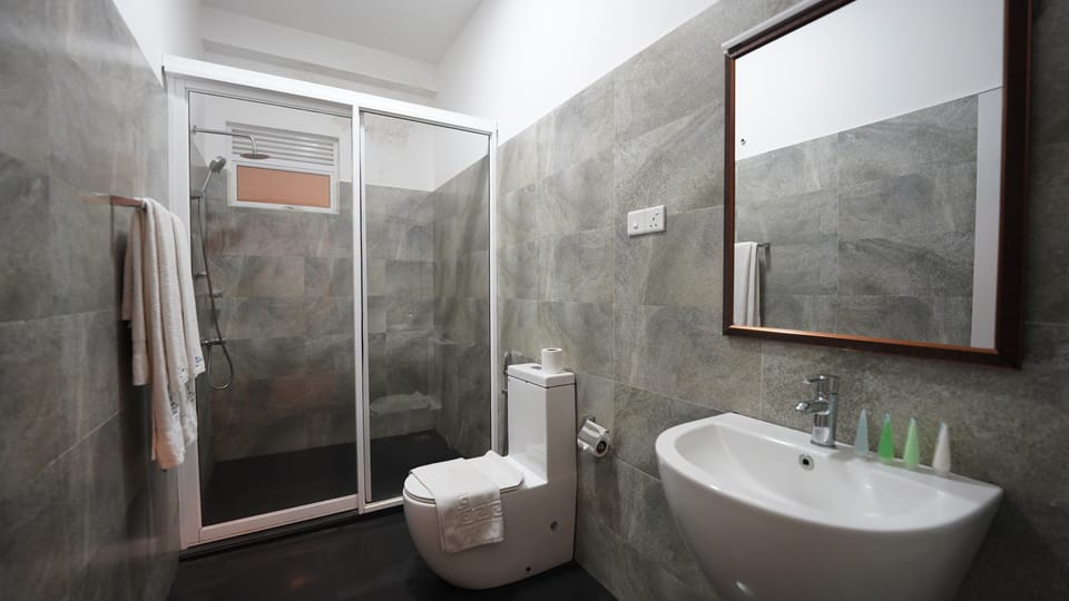 Deluxe Room with Ocean view and Balcony | Bathroom | Shower, hydromassage showerhead, free toiletries, hair dryer