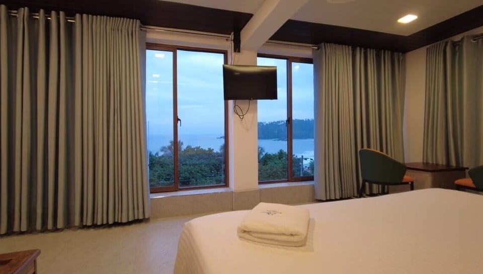 Superior Room, 1 King Bed, Sea View | 1 bedroom, free minibar, in-room safe, individually furnished