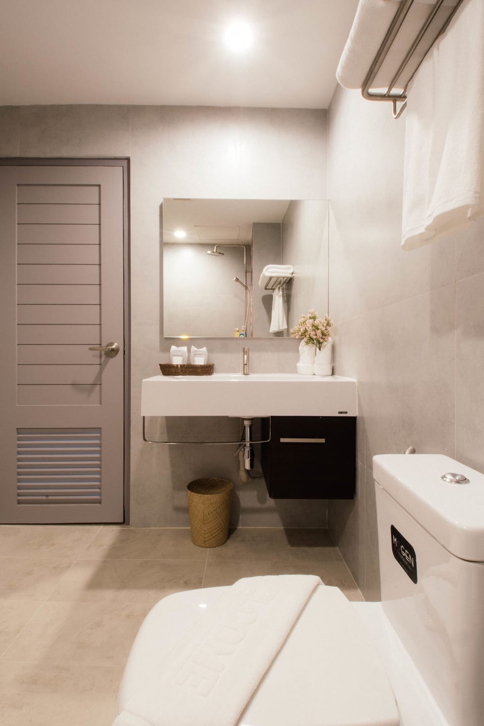 Standard Twin Room | Bathroom | Combined shower/tub, rainfall showerhead, free toiletries, hair dryer