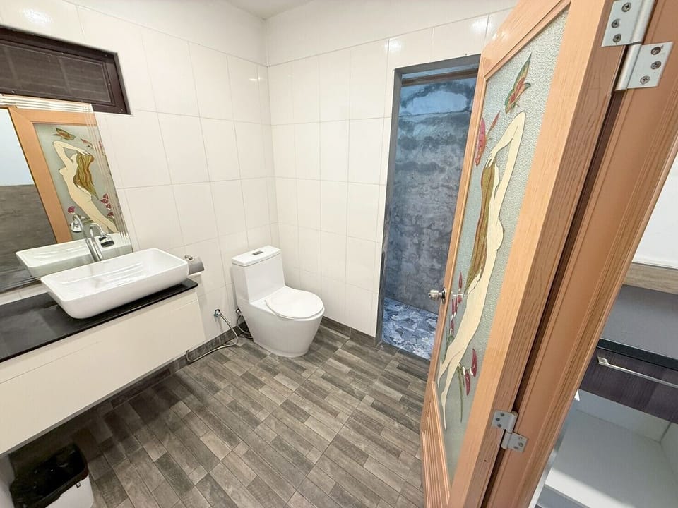 Superior Bungalow | Bathroom | Shower, free toiletries, towels
