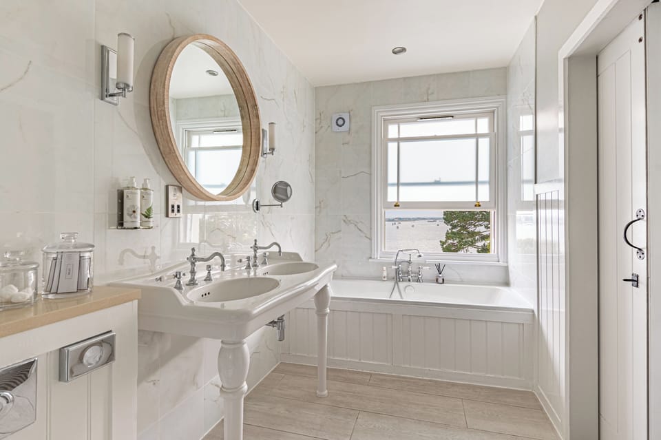 Deluxe Double Room, Harbor View | Bathroom | Designer toiletries, hair dryer, bathrobes, slippers