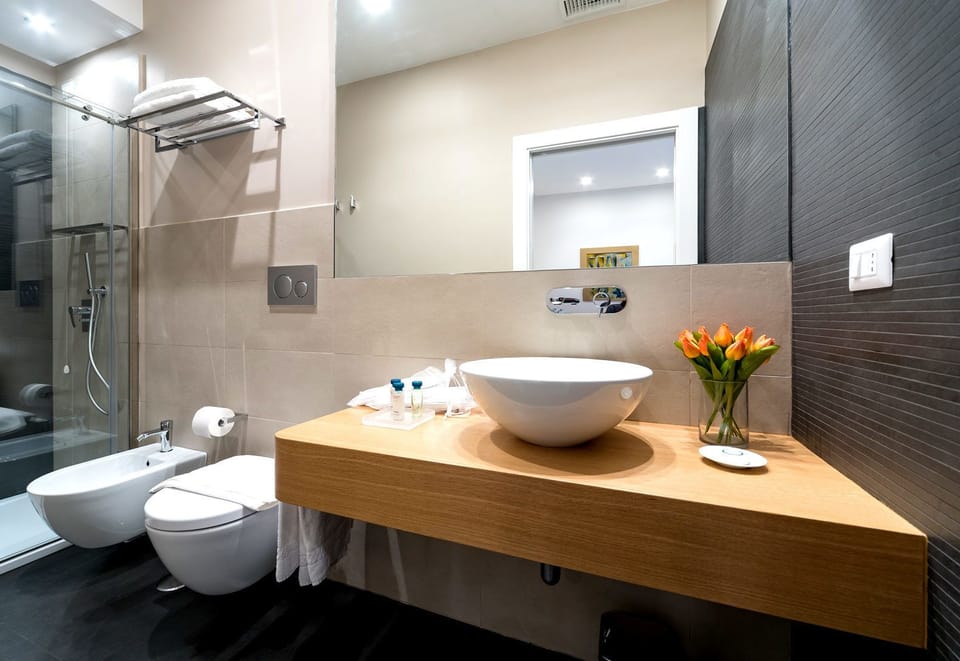Suite | Bathroom | Shower, free toiletries, hair dryer, bidet