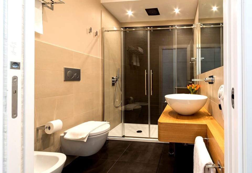 Junior Suite | Bathroom | Shower, free toiletries, hair dryer, bidet