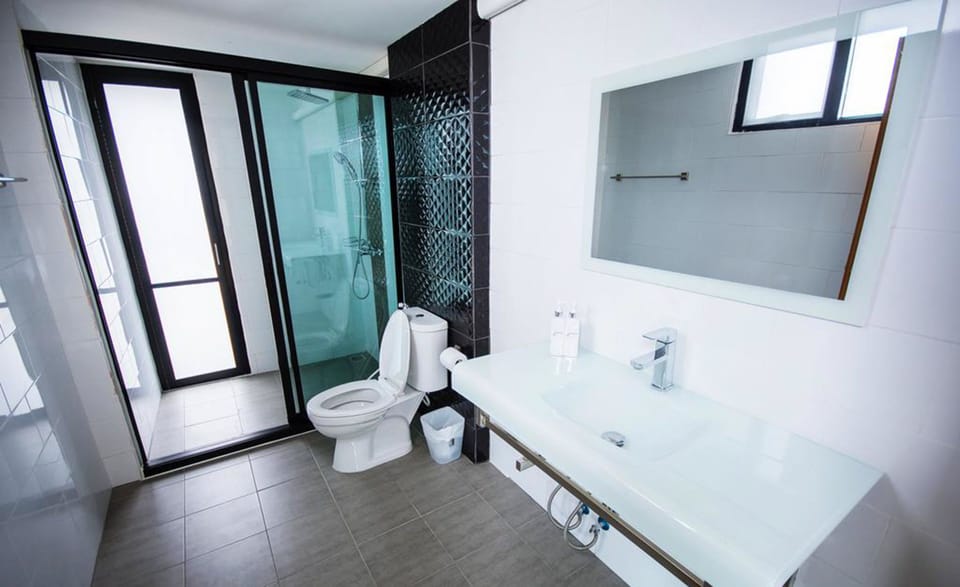 Shower, rainfall showerhead, free toiletries, hair dryer