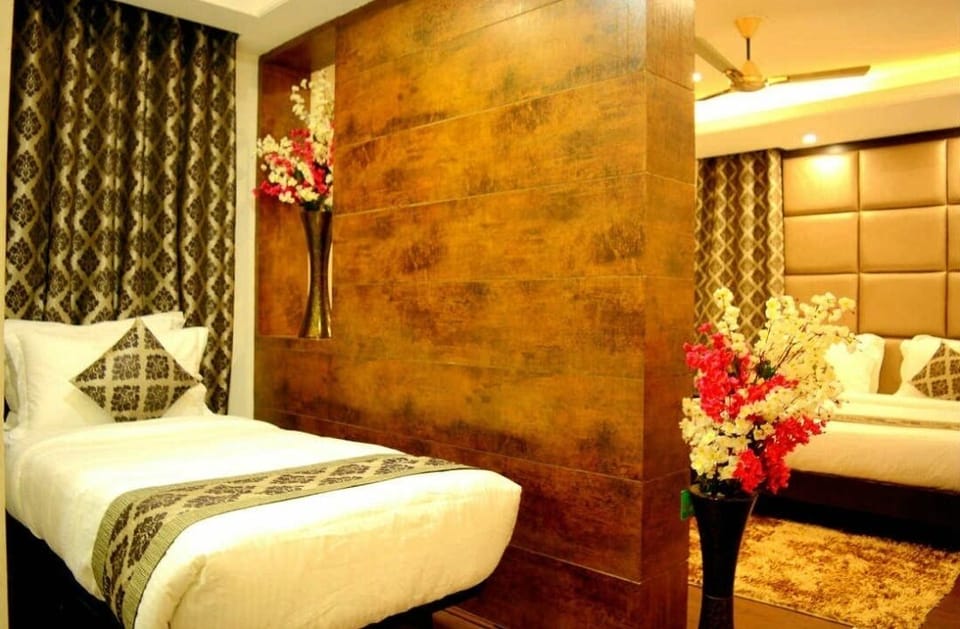 Suite | Minibar, in-room safe, laptop workspace, soundproofing