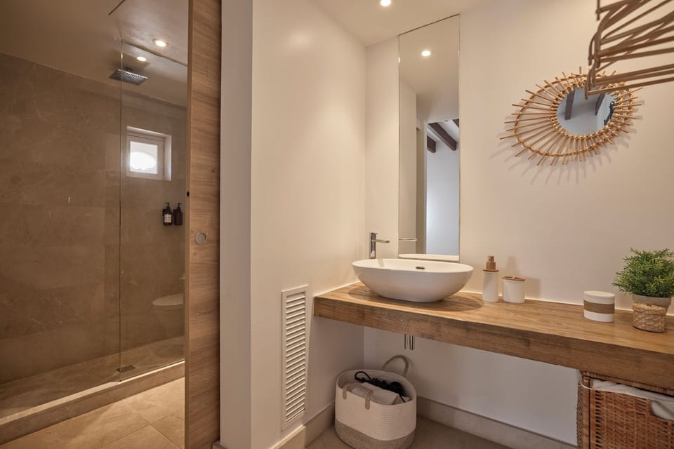 Apartment (Penthouse) | Bathroom | Shower, hair dryer, towels, soap
