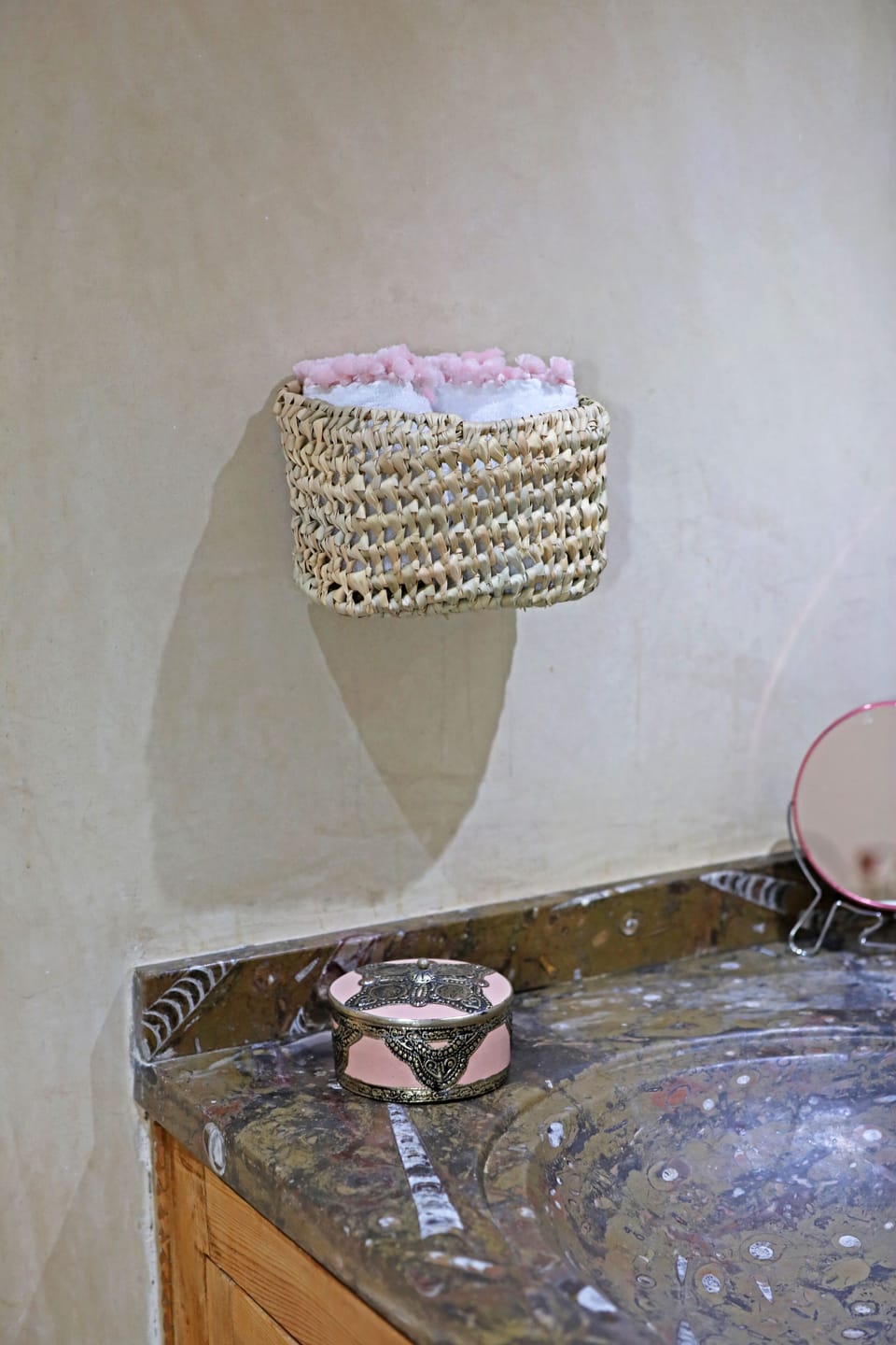 Chambre Double ROSE | Premium bedding, minibar, in-room safe, individually decorated