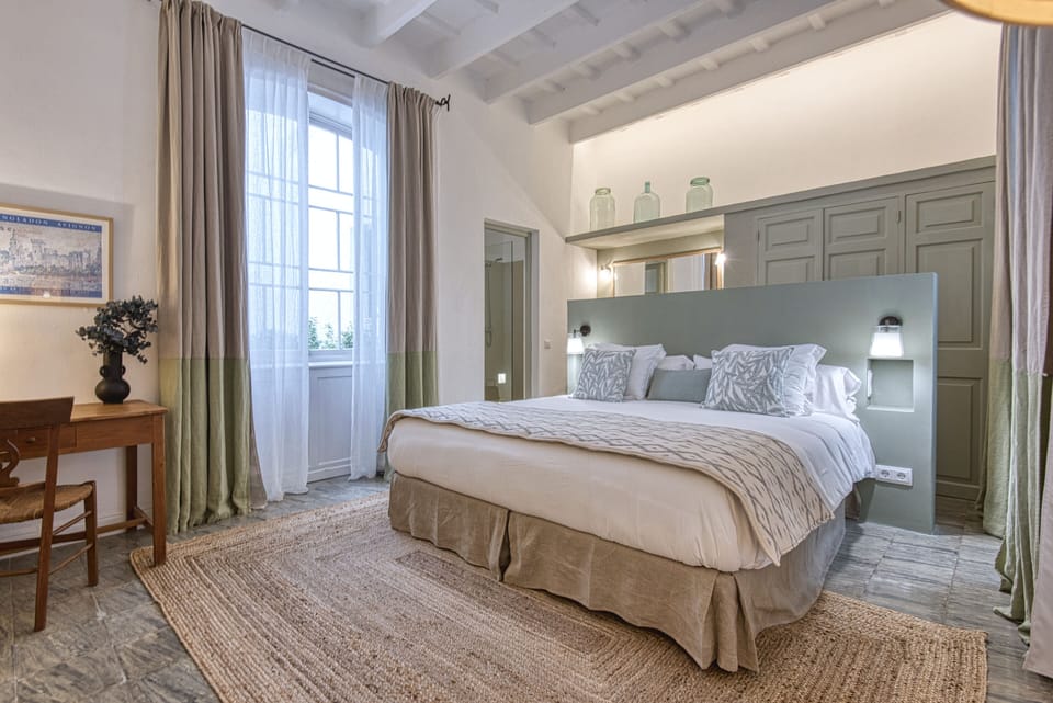 Cozy | Premium bedding, minibar, in-room safe, desk