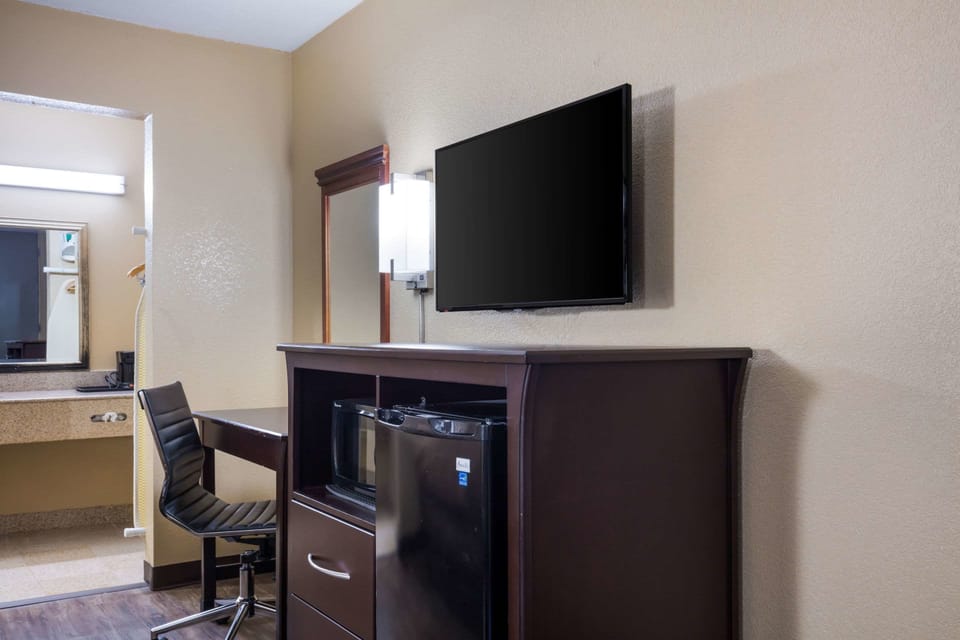 Room, 2 Twin Beds, Non Smoking (Efficiency) | WiFi (free), alarm clocks, bed sheets