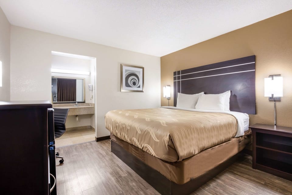 Standard Room, 1 King Bed, Non Smoking | WiFi (free), alarm clocks, bed sheets