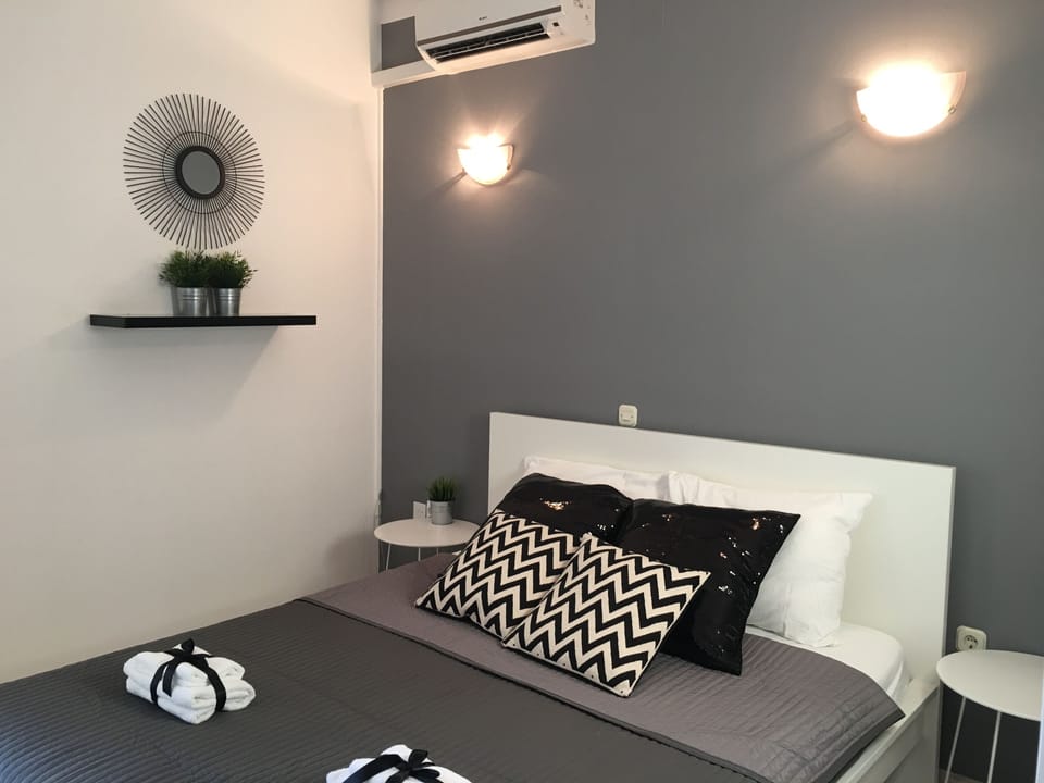 Desk, soundproofing, free WiFi, bed sheets