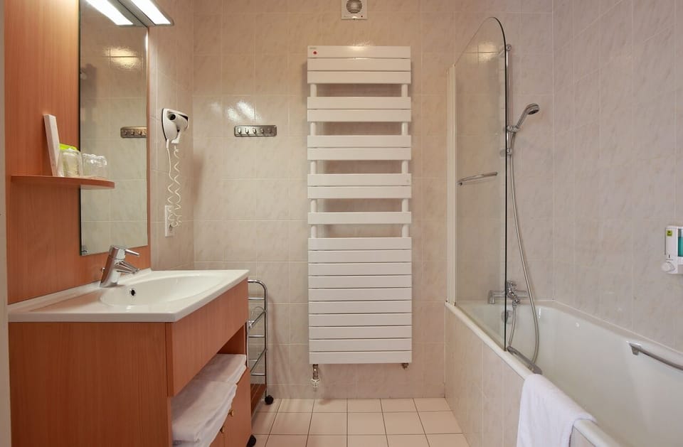 Comfort Room | Bathroom | Shower, free toiletries, hair dryer, towels