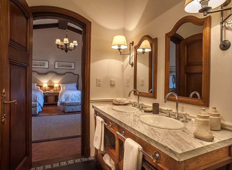 Deluxe Suite | Bathroom | Shower, free toiletries, hair dryer, bidet
