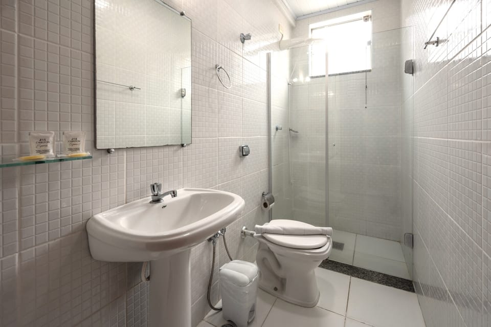 Standard Room | Bathroom | Shower, free toiletries, hair dryer, towels