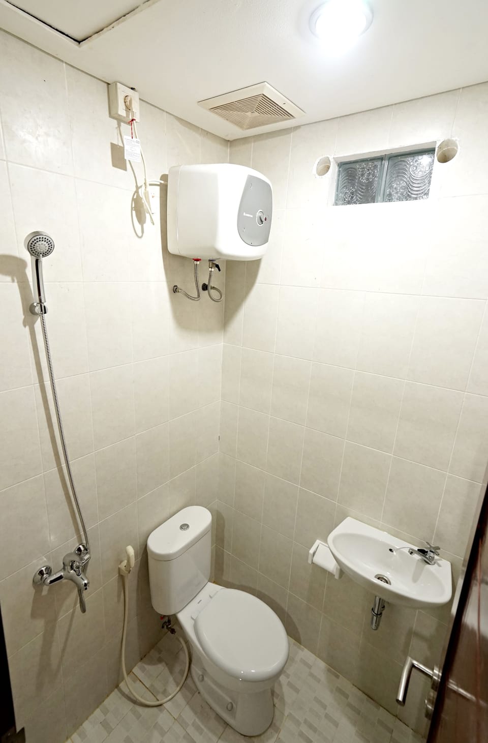 Deluxe Twin Room | Bathroom | Shower, free toiletries, towels