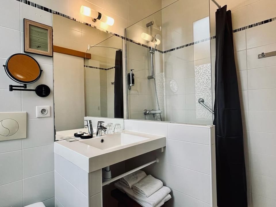 Comfort Room | Bathroom | Free toiletries, hair dryer, towels