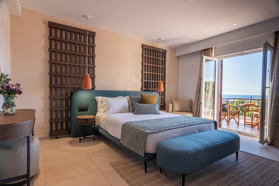 Deluxe Bungalow, Sea View (renovated) | In-room safe, desk, soundproofing, WiFi (free)