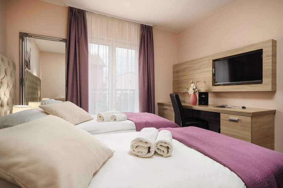 Hypo-allergenic bedding, minibar, in-room safe, desk