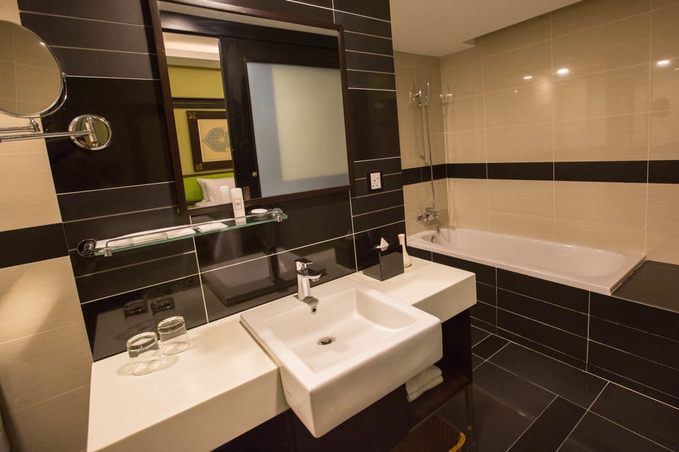 Shower, rainfall showerhead, free toiletries, hair dryer