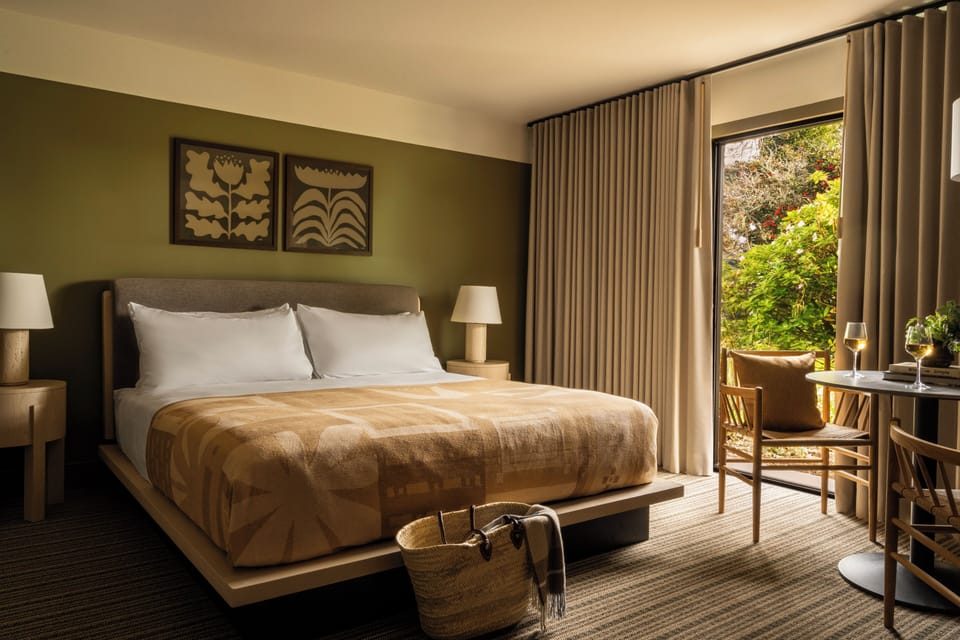 Room, 1 King Bed, Balcony | Premium bedding, pillowtop beds, minibar, laptop workspace