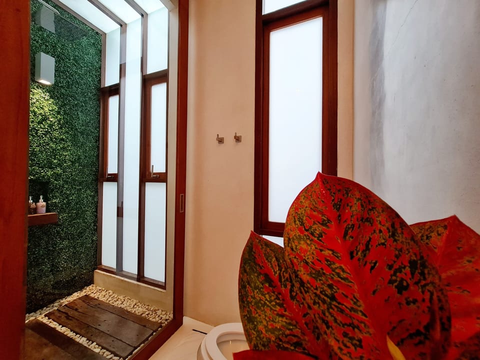 Family Villa | Bathroom | Shower, free toiletries, hair dryer, slippers
