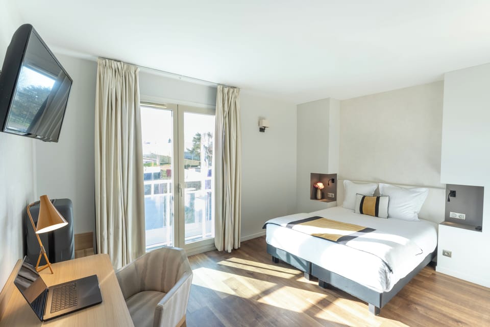 Blackout drapes, soundproofing, free WiFi, bed sheets