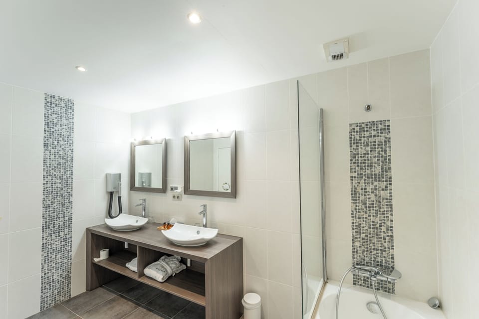 Blackout drapes, soundproofing, free WiFi, bed sheets