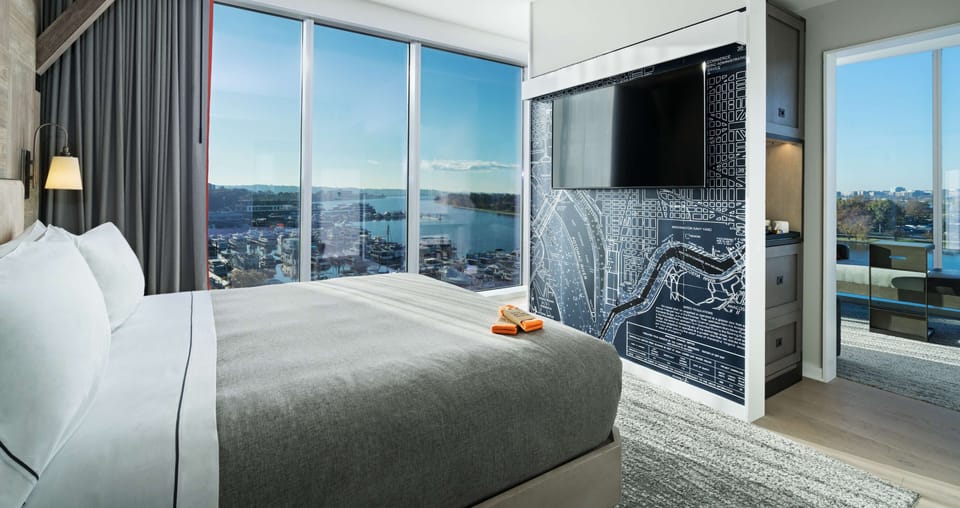 Studio Suite, 1 King Bed, Non Smoking, River View | Premium bedding, in-room safe, desk, laptop workspace