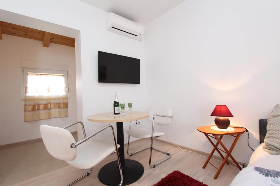 Comfort Studio, 1 Double Bed, Balcony | Iron/ironing board, free WiFi, bed sheets