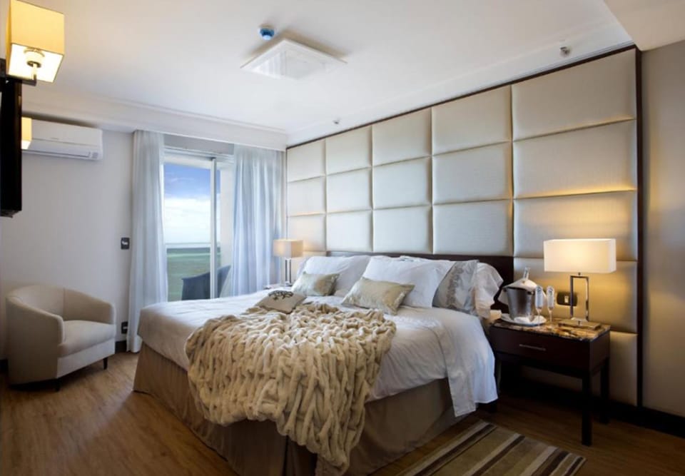 Presidential Double Room | Minibar, in-room safe, desk, blackout drapes