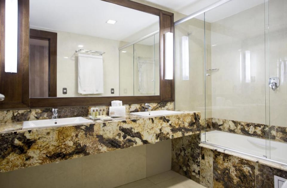 Presidential Double Room | Bathroom | Free toiletries, hair dryer, towels