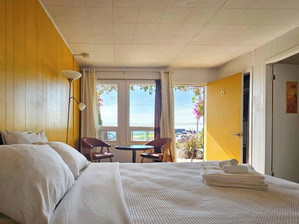 Economy Room, 1 Bedroom | Individually decorated, desk, blackout drapes, iron/ironing board