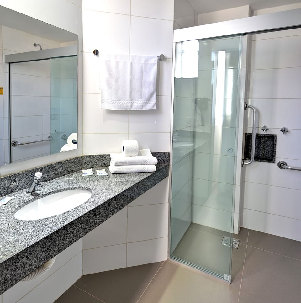 Grand Double or Twin Room | Bathroom | Shower, free toiletries, towels