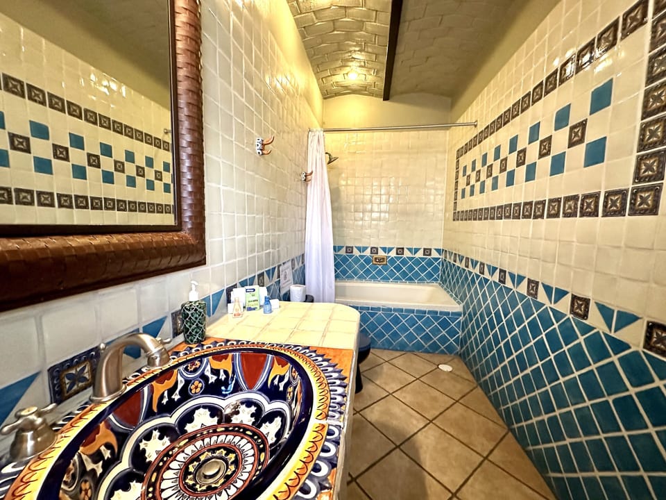 Deluxe Room | Bathroom | Jetted tub, free toiletries, hair dryer, towels
