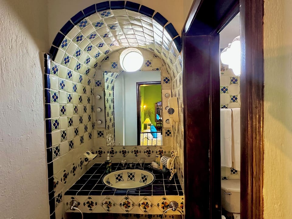 Standard Room | Bathroom | Jetted tub, free toiletries, hair dryer, towels