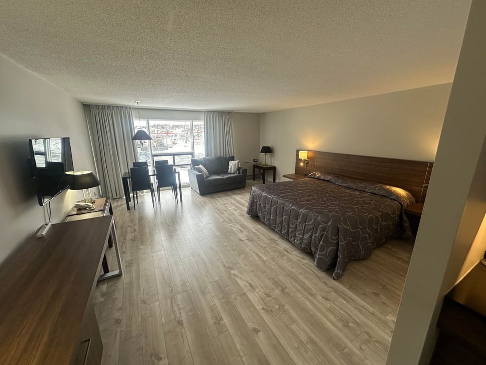Deluxe Room | Laptop workspace, iron/ironing board, free WiFi, bed sheets
