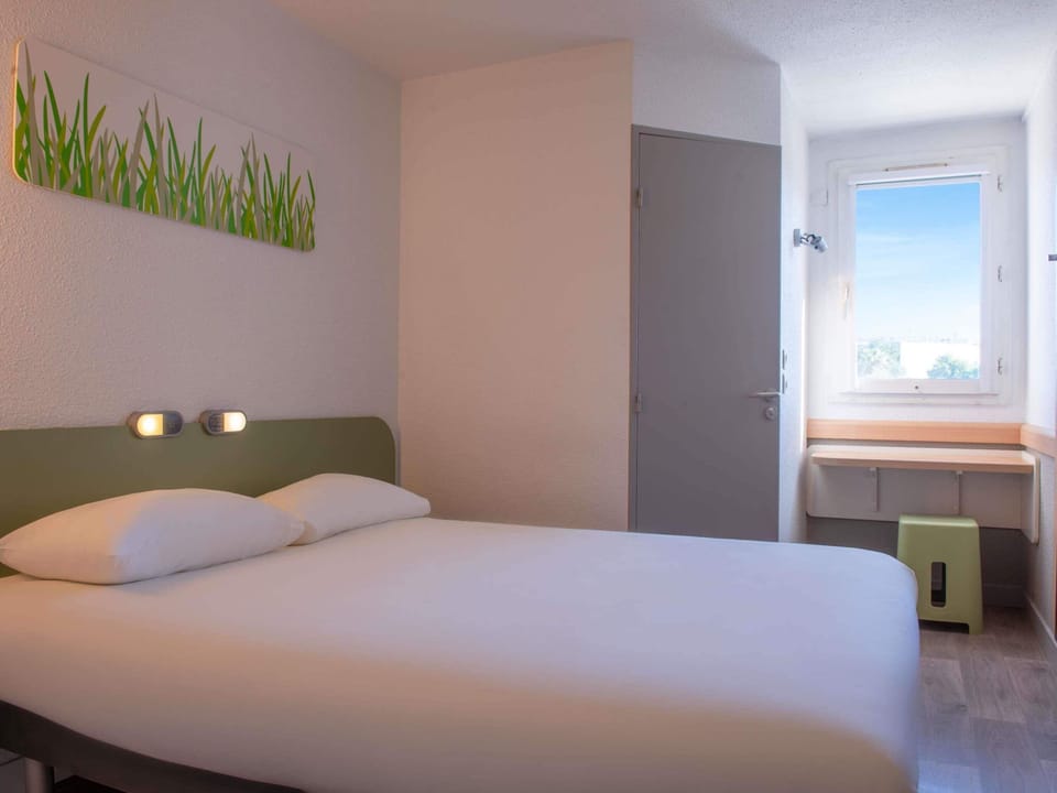 Double Room | Desk, blackout drapes, free WiFi, bed sheets