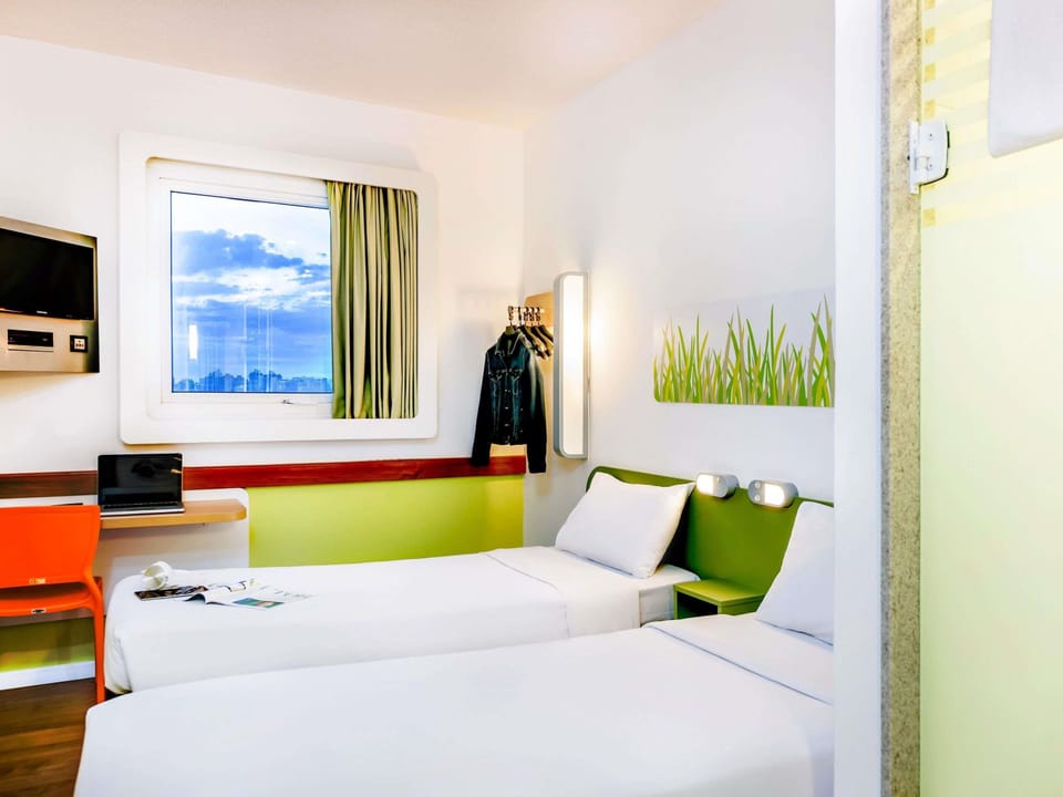 Standard Room, 2 Twin Beds | Desk, WiFi (free), bed sheets