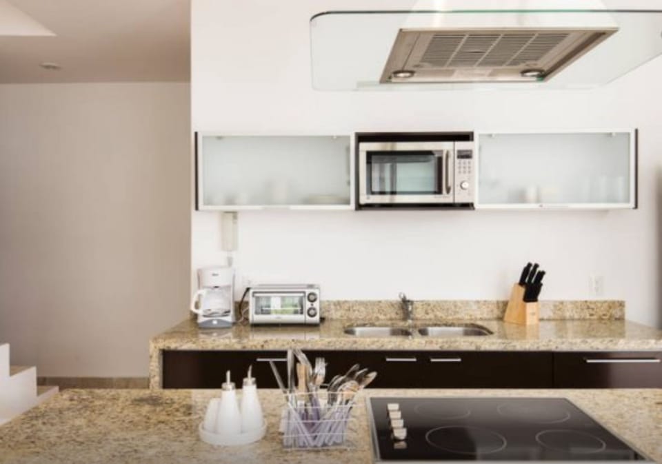 Comfort Penthouse, 2 Bedrooms, Garden View, Garden Area | Private kitchen | Full-size fridge, microwave, oven, stovetop