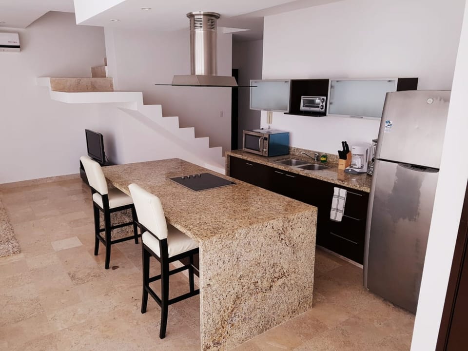 Comfort Penthouse, 2 Bedrooms, Garden View, Garden Area | Private kitchen | Full-size fridge, microwave, oven, stovetop