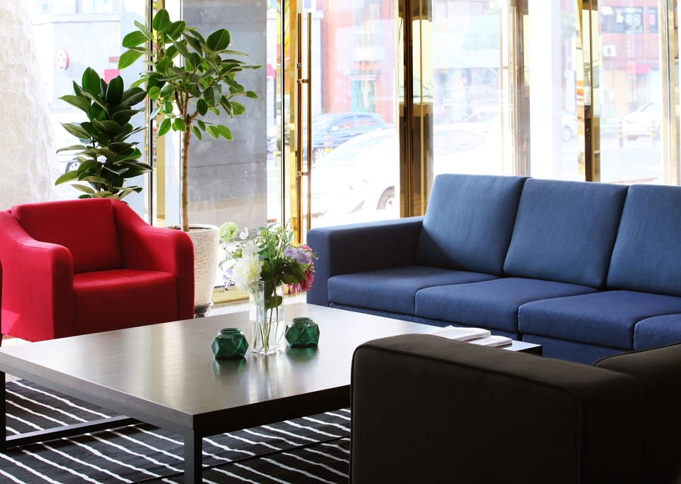 Lobby lounge