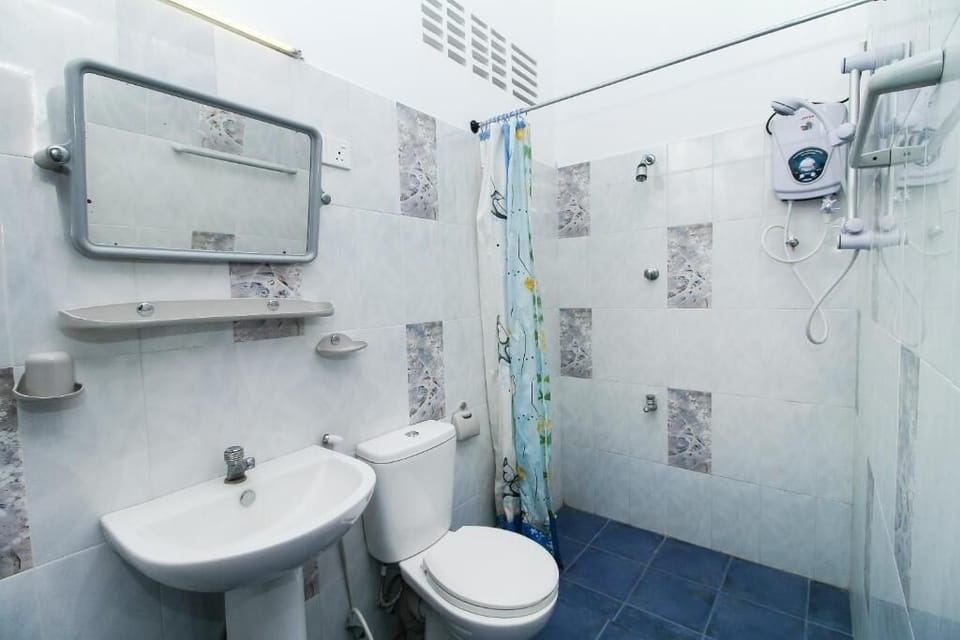 Shower, free toiletries, towels