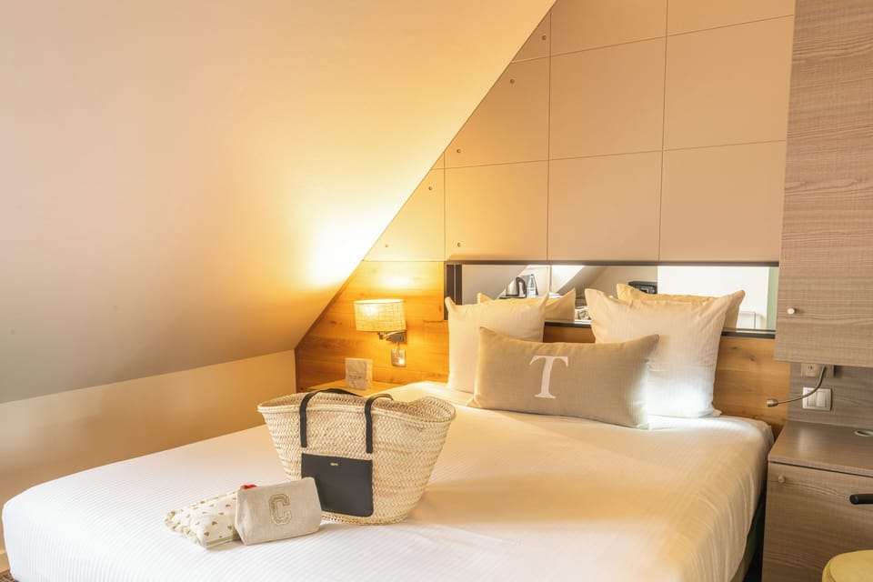 Premium bedding, in-room safe, desk, blackout drapes