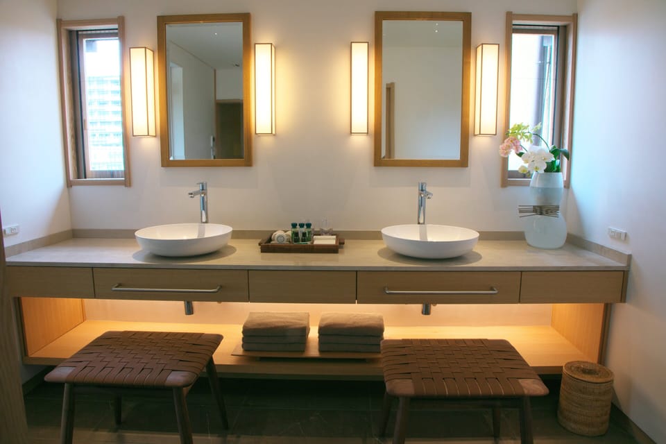 Luxury Suite, 2 Bedrooms, Non Smoking, Private Bathroom | Bathroom sink