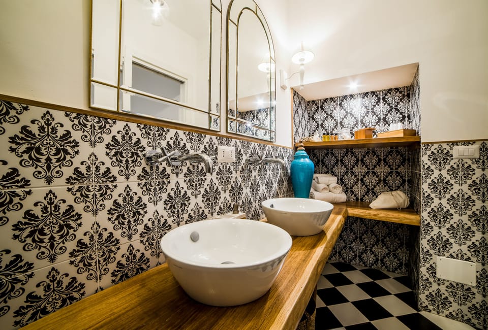 Junior Suite | Bathroom | Shower, free toiletries, hair dryer, bathrobes