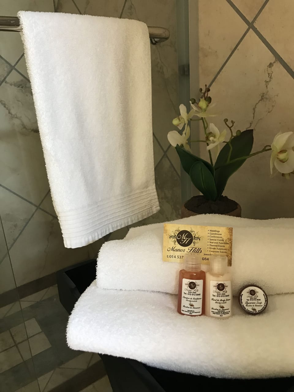 Family Suite | Bathroom | Separate tub and shower, deep soaking tub, towels